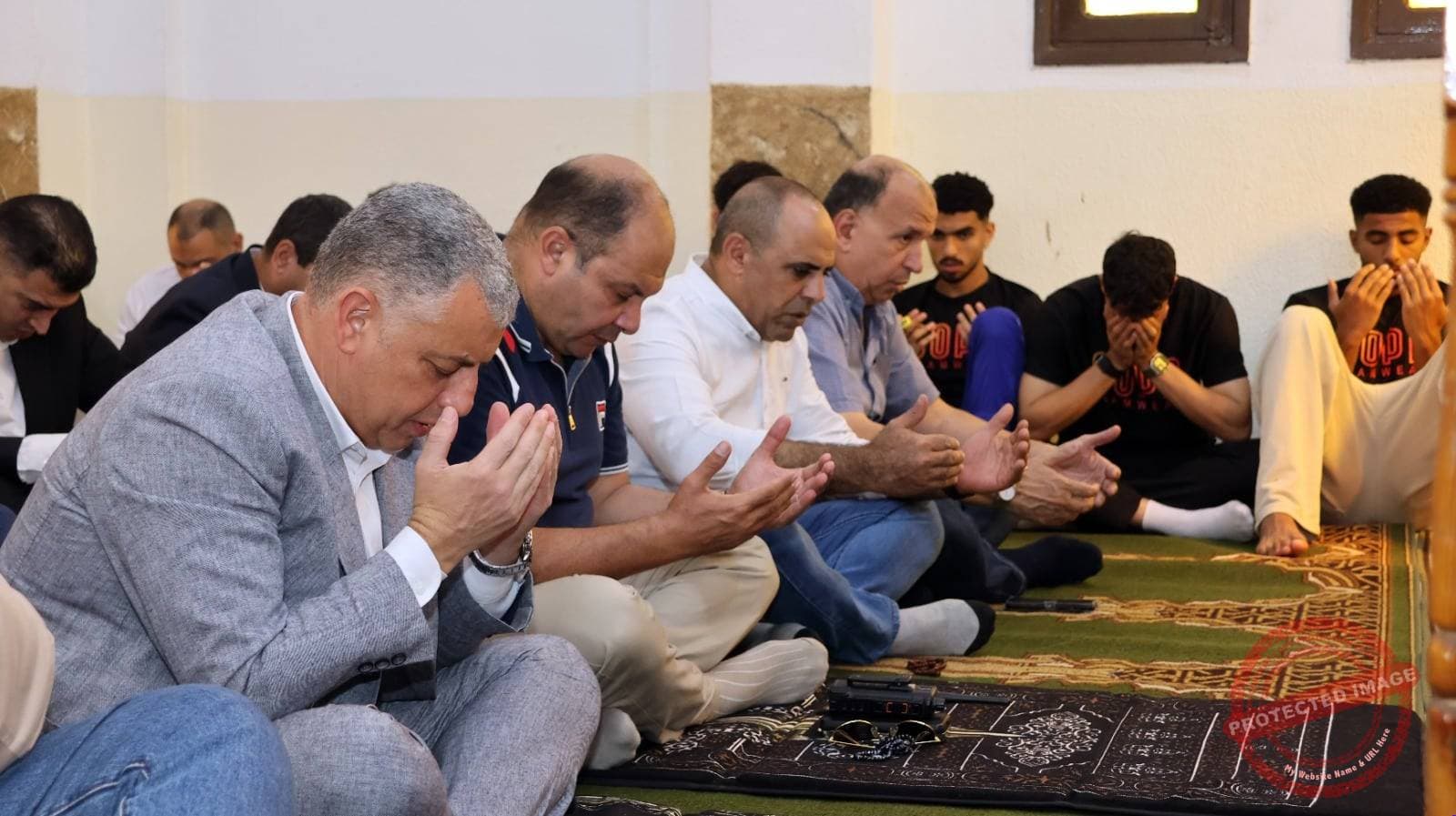 محافظ الإسماعيلية يؤدي شعائر صلاة الجمعة بمسجد النادي