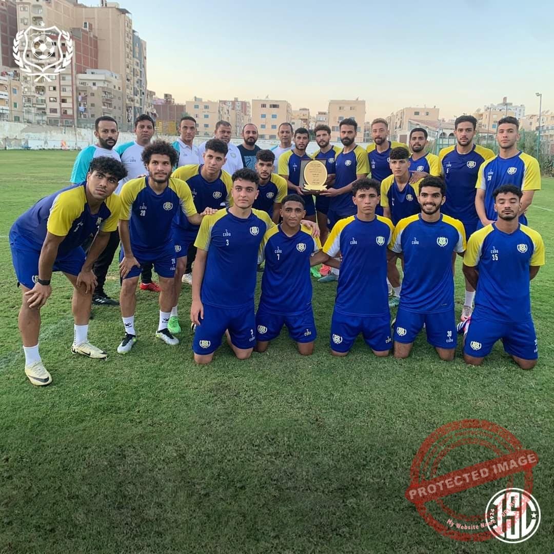 محبي إيهاب جلال يمنحون لاعبي الإسماعيلي درع خاص